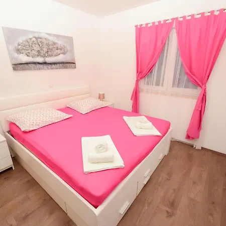 Lara By Interhome Omis