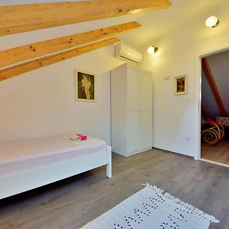 Lara By Interhome Omis